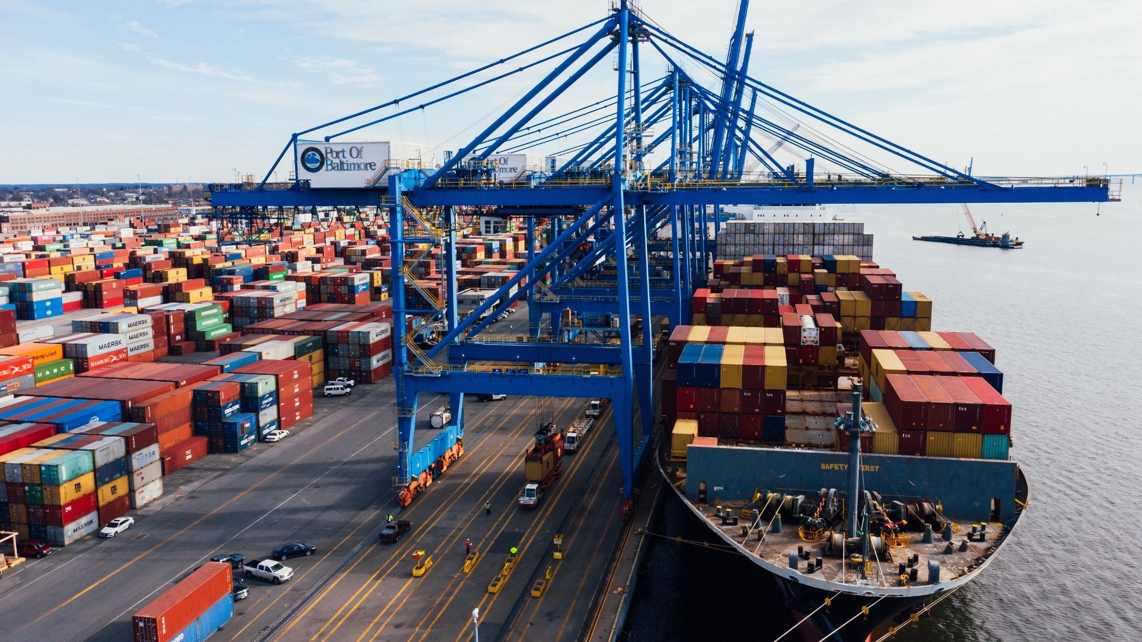 Buque portacontenedores y grúas portuarias que apoyan el transporte marítimo internacional