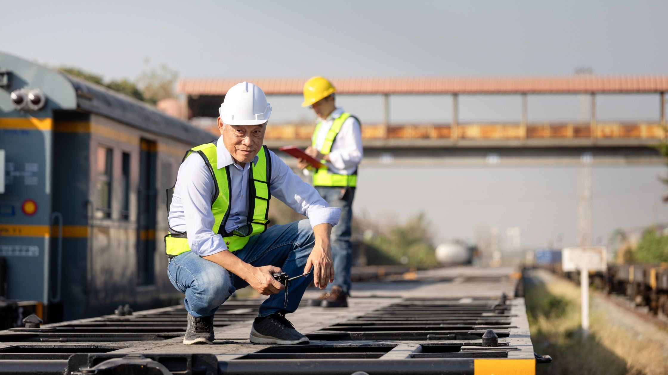 Train de fret international transportant des conteneurs intermodaux pour l’établissement d’un devis de fret ferroviaire