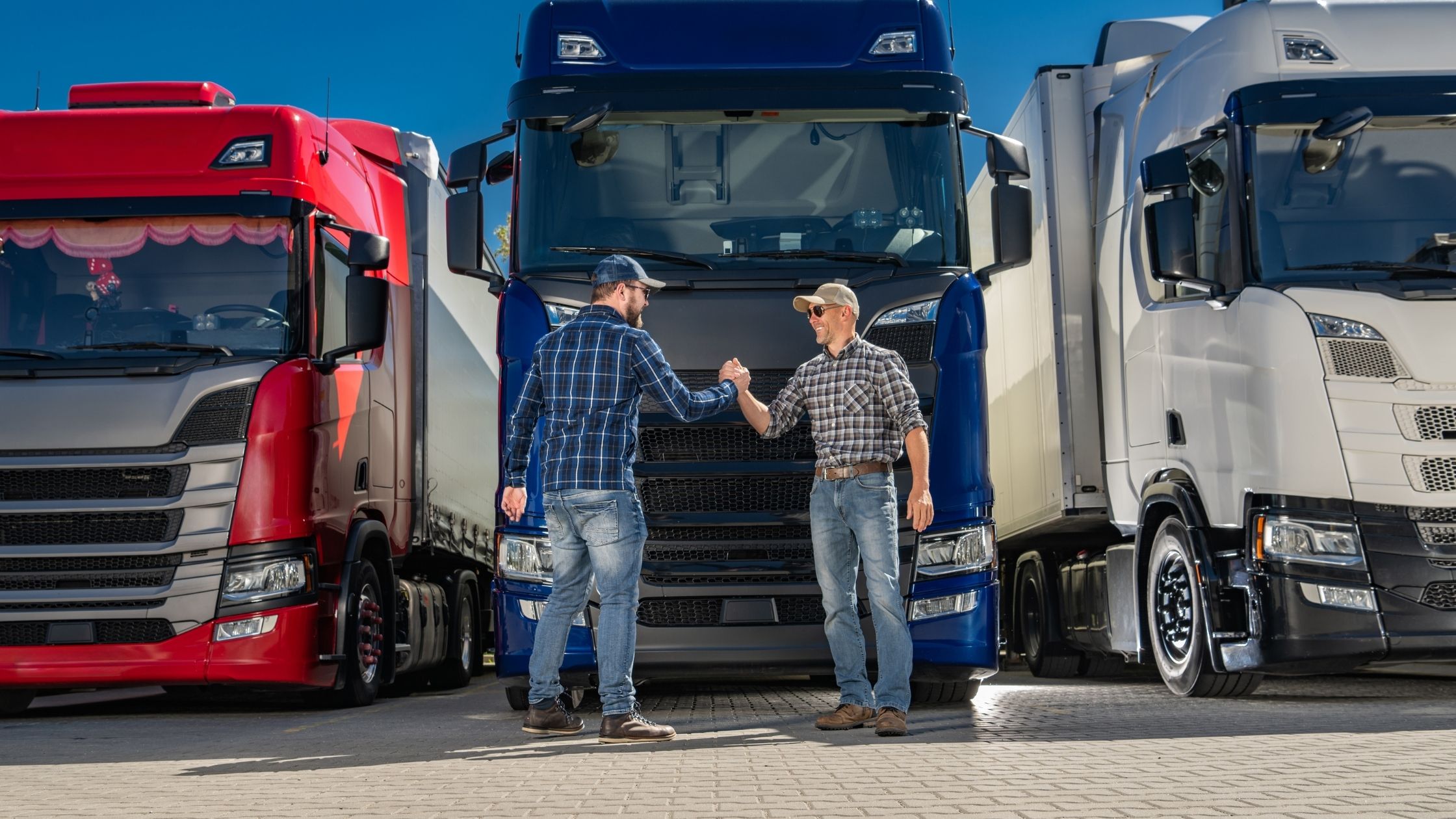 Internationaler Lkw befördert Handelsfracht auf einer grenzüberschreitenden Route